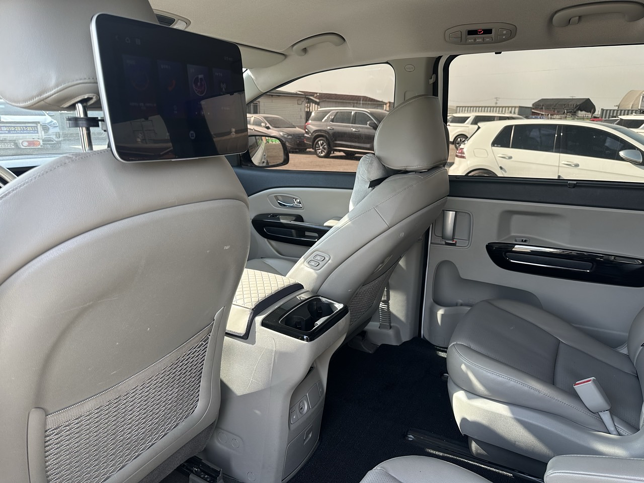 KIA CARNIVAL 2019 / 6PASAJEROS / DIESEL / CAMARA R 30