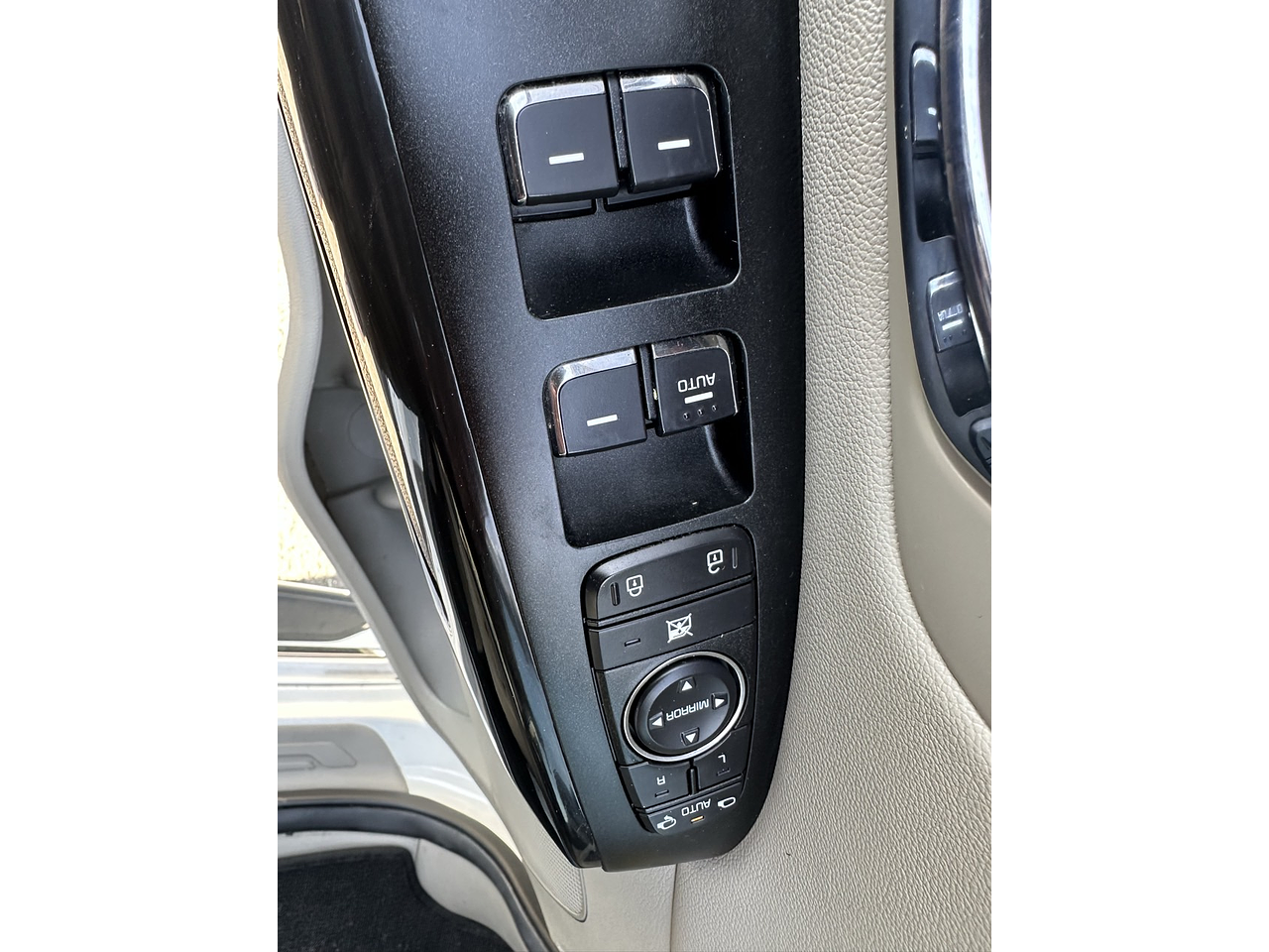 KIA CARNIVAL 2019 / 6PASAJEROS / DIESEL / CAMARA R 15