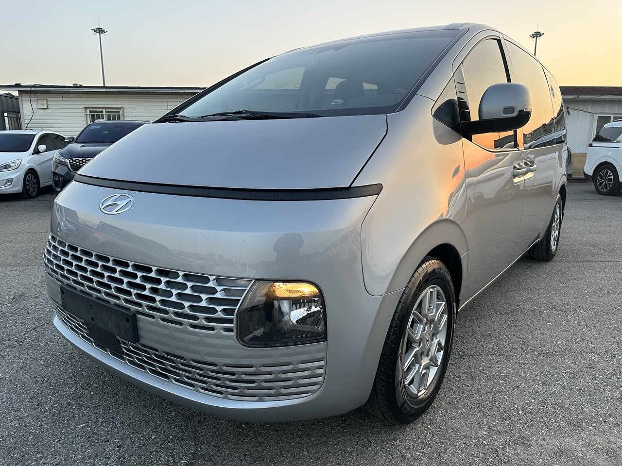 HYUNDAI STARIA 2022 / 2WD / DIESEL 2.5 / 9SEATS  2