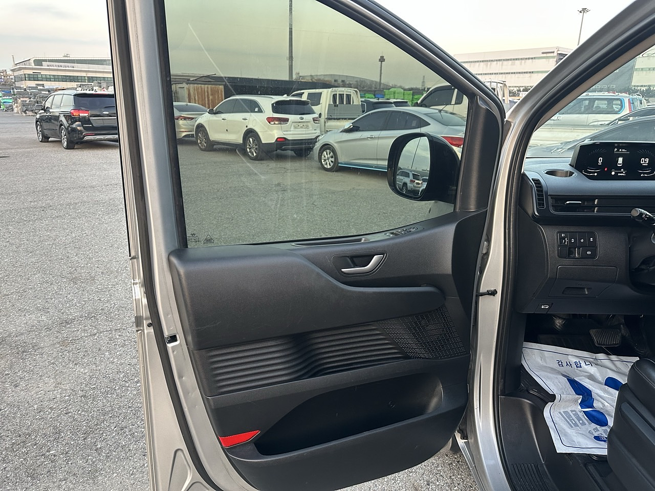 HYUNDAI STARIA 2022 / 2WD / DIESEL 2.5 / 9SEATS  9