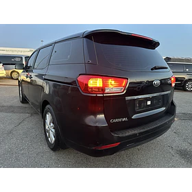 KIA Carnival — foto 7 de 18