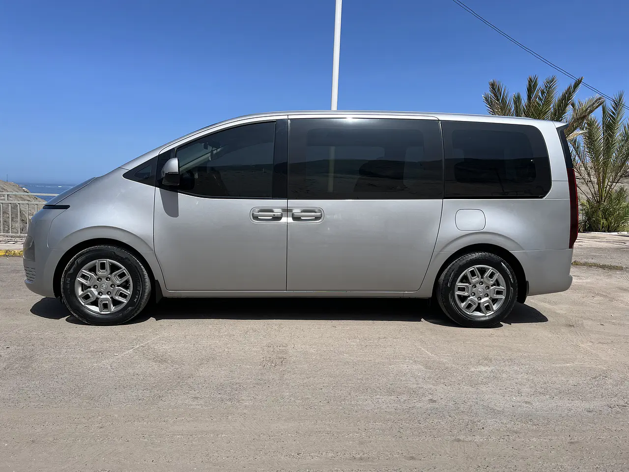 HYUNDAI STARIA 2022 / 2WD / DIESEL 2.5 / 9SEATS  10