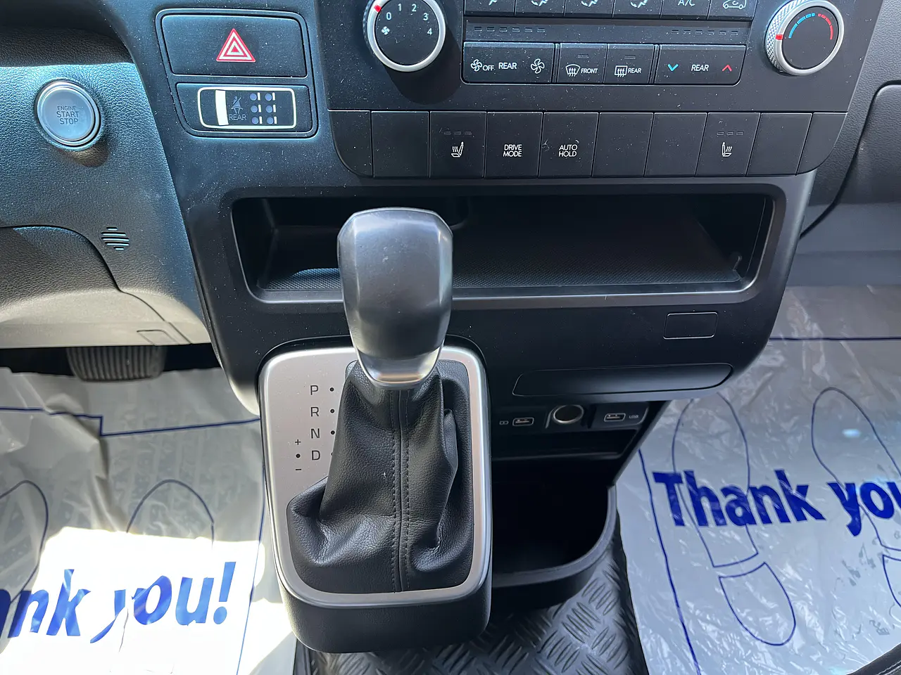 HYUNDAI STARIA 2022 / 2WD / DIESEL 2.5 / 9SEATS  16