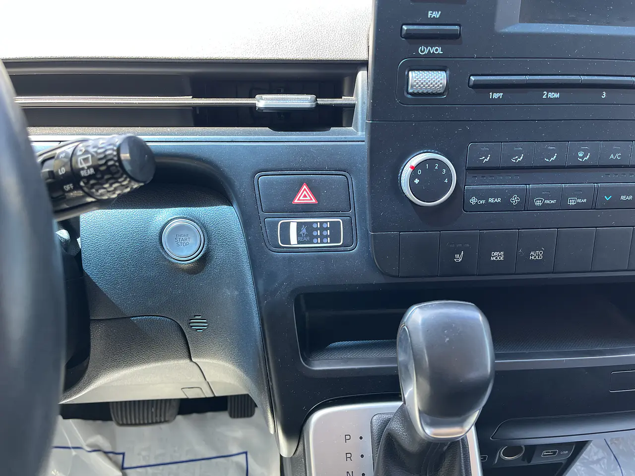 HYUNDAI STARIA 2022 / 2WD / DIESEL 2.5 / 9SEATS  17