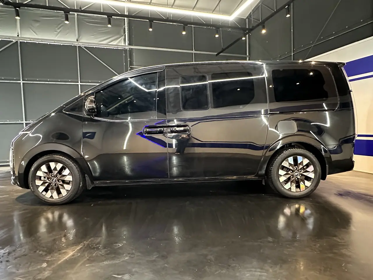 HYUNDAI STARIA 2024 / 7PASAJEROS / CÁMARA 360 /4WD / DIESEL 8