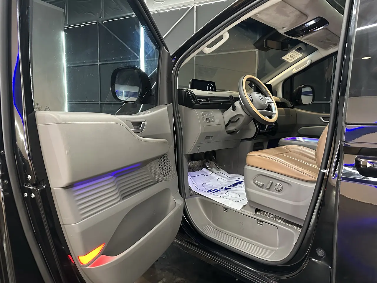 HYUNDAI STARIA 2024 / 7PASAJEROS / CÁMARA 360 /4WD / DIESEL 13