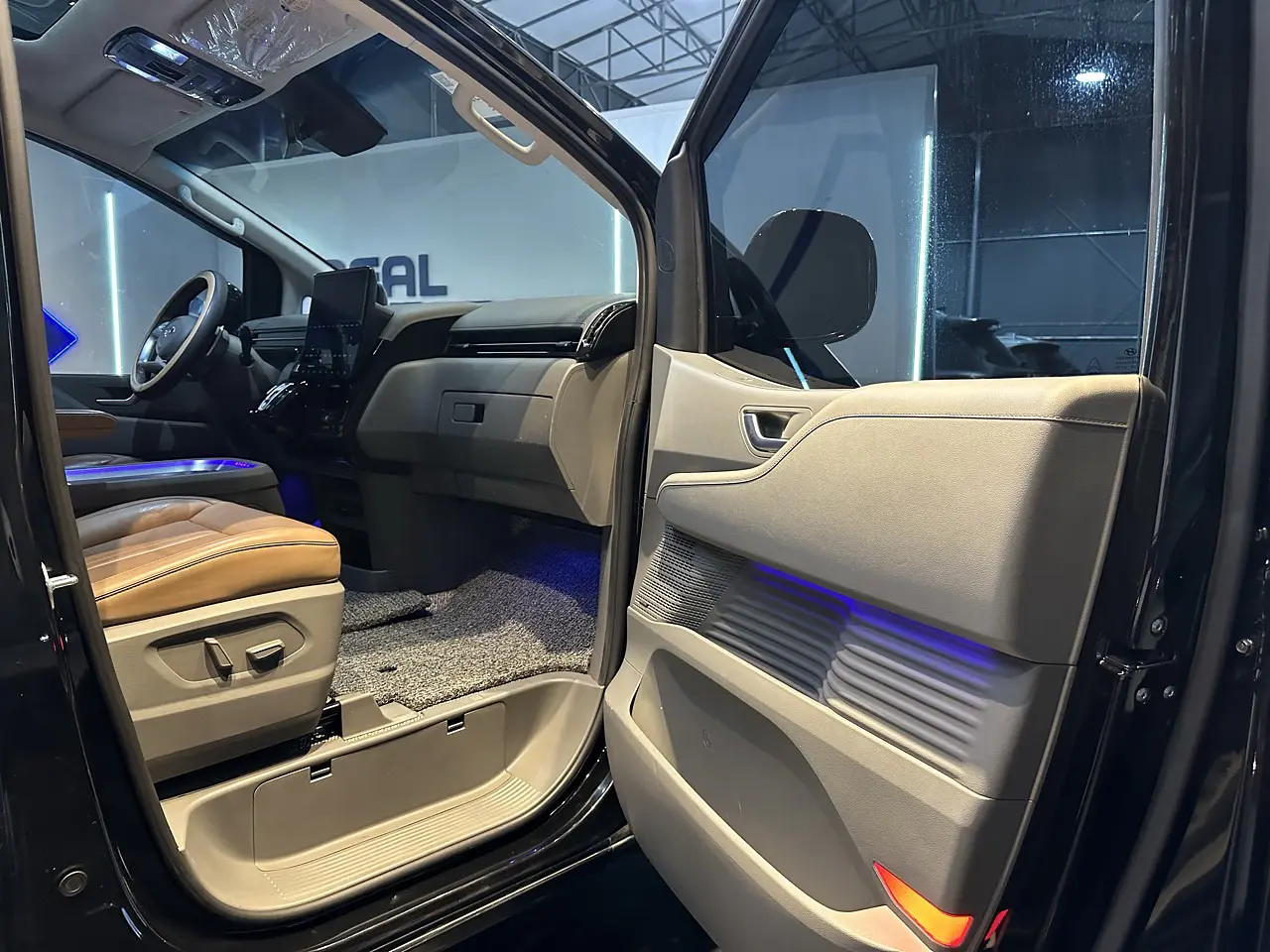 HYUNDAI STARIA 2024 / 7PASAJEROS / CÁMARA 360 /4WD / DIESEL 27