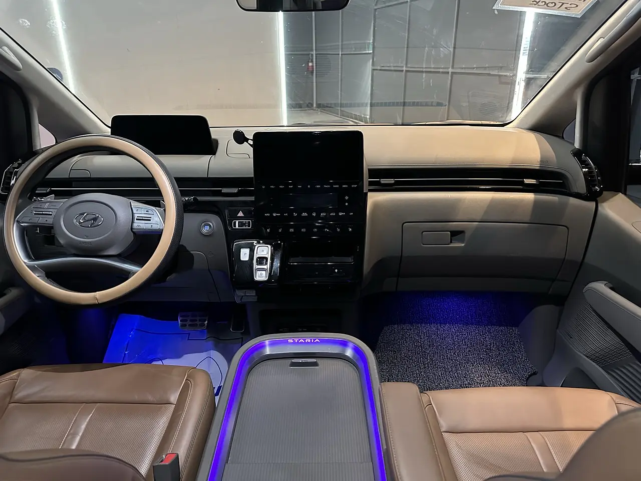 HYUNDAI STARIA 2024 / 7PASAJEROS / CÁMARA 360 /4WD / DIESEL 17