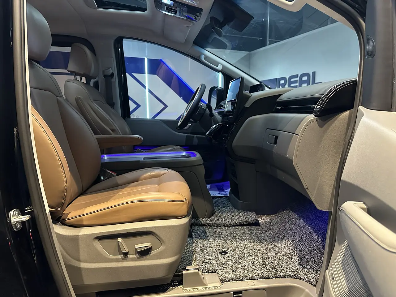 HYUNDAI STARIA 2024 / 7PASAJEROS / CÁMARA 360 /4WD / DIESEL 28