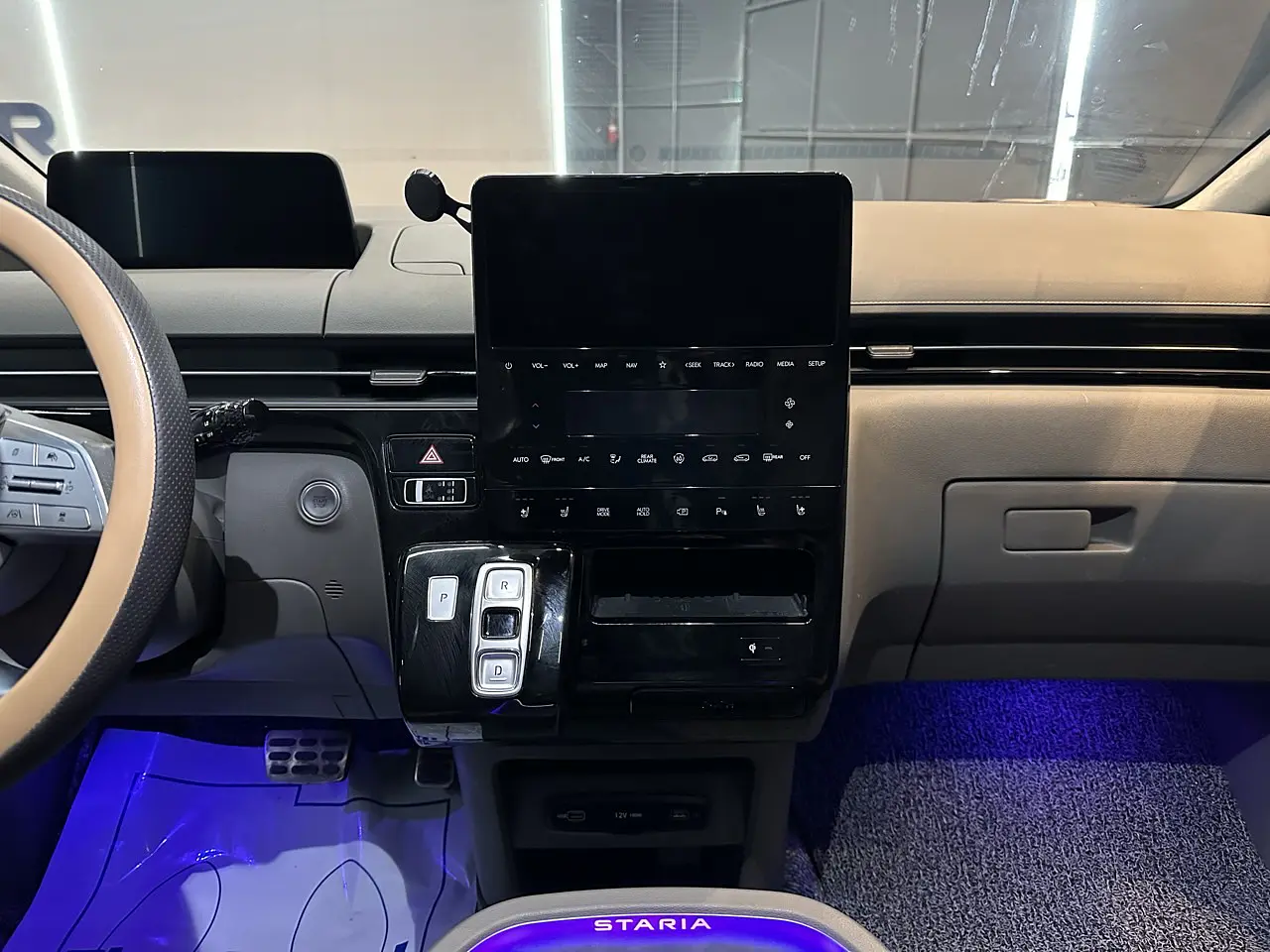 HYUNDAI STARIA 2024 / 7PASAJEROS / CÁMARA 360 /4WD / DIESEL 18