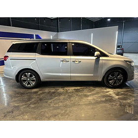 KIA Carnival — foto 8 de 16