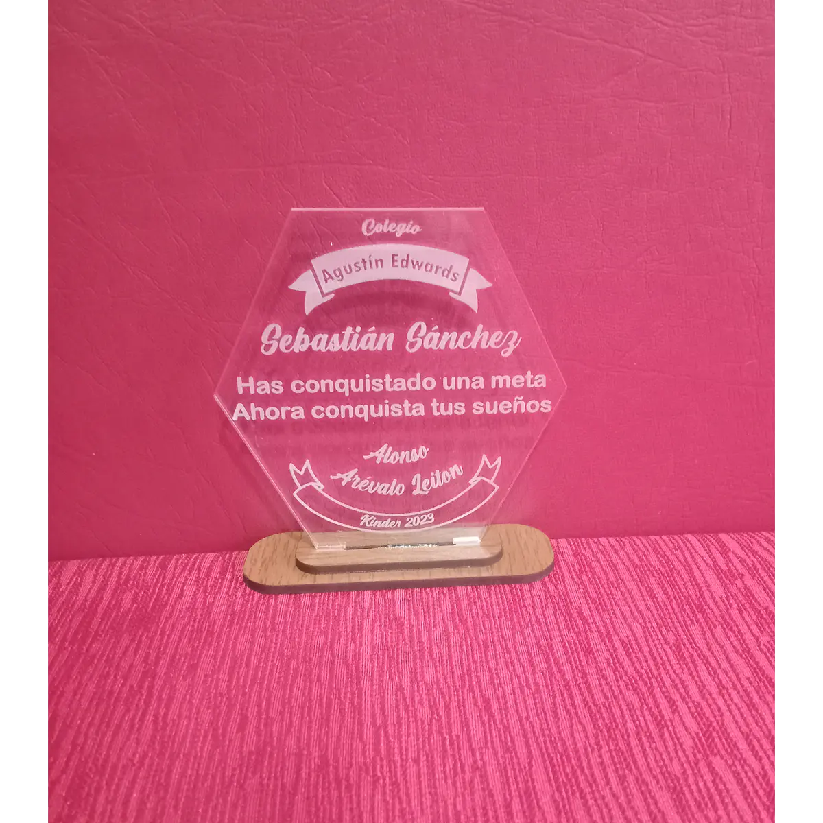Galardón Grabado de Acrílico con Base Madera - Hexágono
