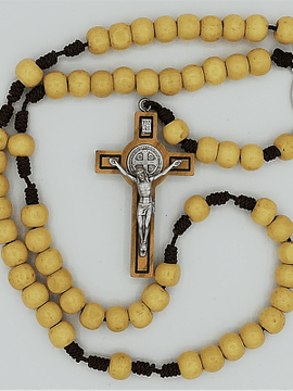 Rosario hecho a mano, abalorios de madera, hilo encerado y cruz de metal  montada en cruz de madera.