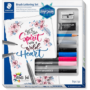 Staedtler Brush Lettering Design Journey Pack con 6 Rotuladores Pigment Art para Lettering en Colores Surtidos, Lapiz, Goma de Borrar y Afilalapices