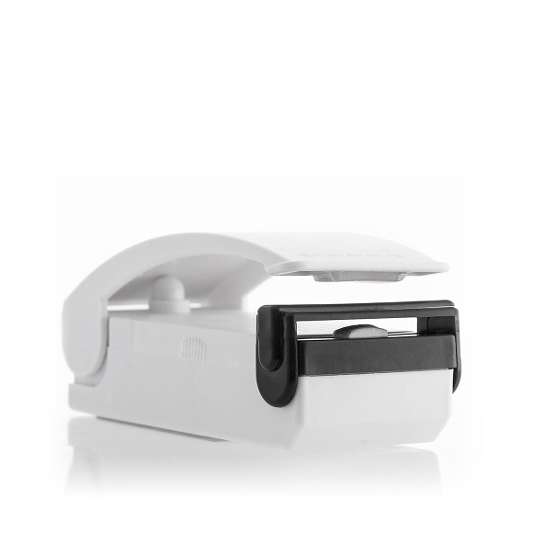 Innovagoods Selladora de Bolsas con Iman - Sellado Hermetico - Prolonga la Conservacion de Alimentos - Funciona con Pilas - Portatil - 9.5x4x4cm - Col 1