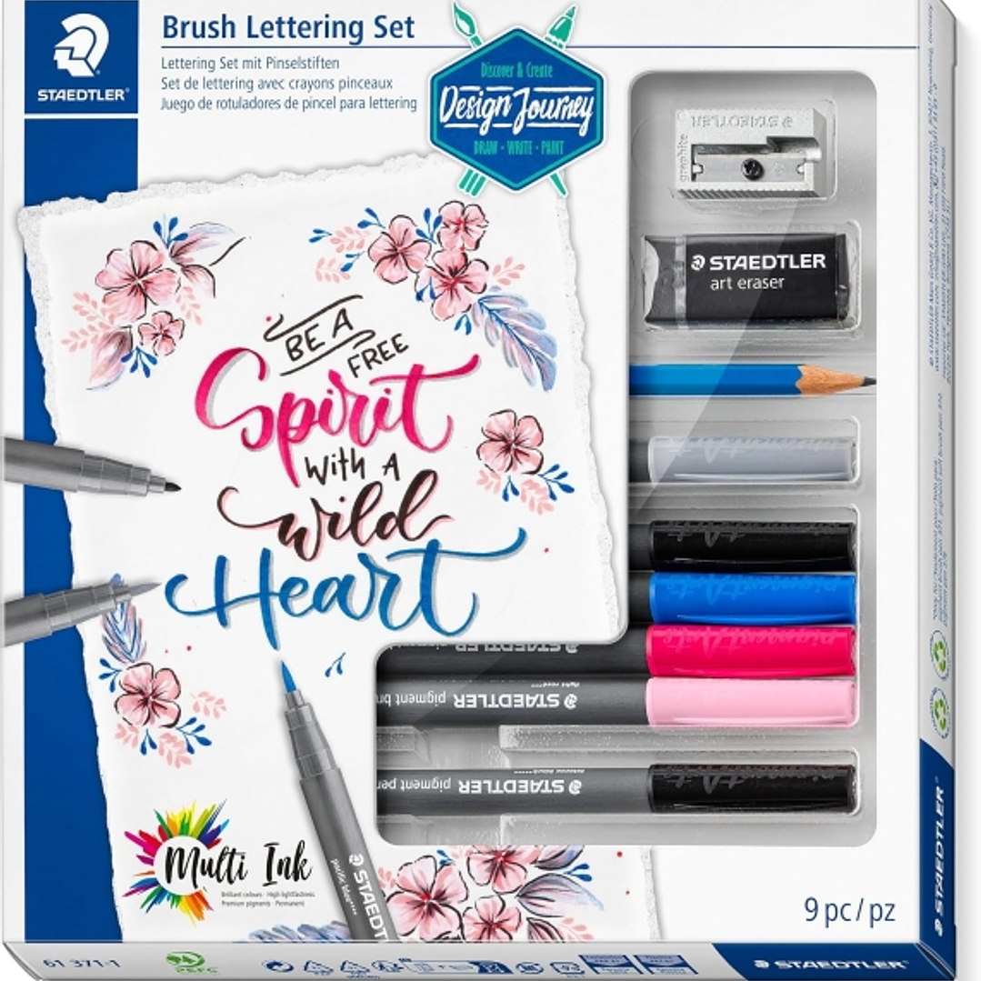 Staedtler Brush Lettering Design Journey Pack con 6 Rotuladores Pigment Art para Lettering en Colores Surtidos, Lapiz, Goma de Borrar y Afilalapices 1