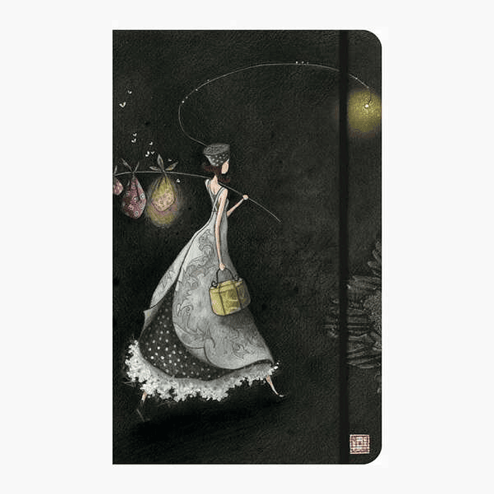 Pictura Gaëlle Boissonnard Cuaderno de Tapa Dura - 13x21cm - Cierre con Cinta Elastica - Cinta de Raso para Marcar La Pagina - 192 Paginas con Lineas 1