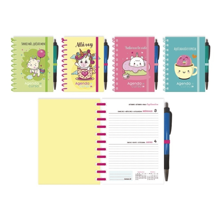 Ingraf Expositor de 12 Agendas Escolares 25/26 Espiral Dia Pagina con Boligrafo - Tamaño 8º - Tapa Carton Forrada con Detalles en Foil - 4 Diseños Sur 1