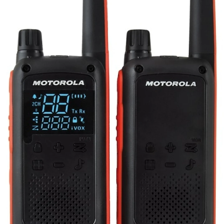 Motorola T82 Pack 2 Walkie Talkies - 16 Canales PMR446 + 121 Codigos - Alcance de hasta 10km - Autonomia hasta 18h - Color Negro/Rojo 1