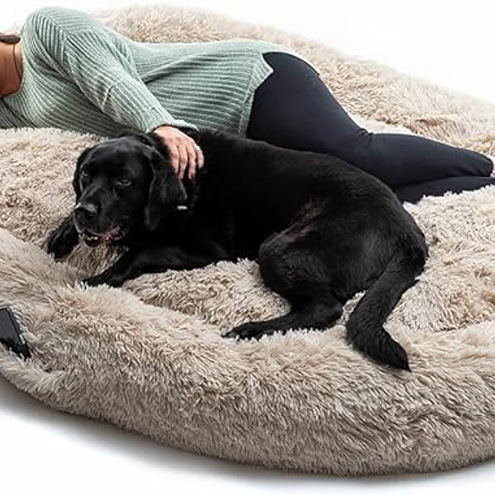 Innovagoods Cama Extragrande para Mascotas y Humanos - Bolsillo Lateral - Antideslizante - Facil Limpieza - Poliester - Ergonomico - Funda Extraible - 1