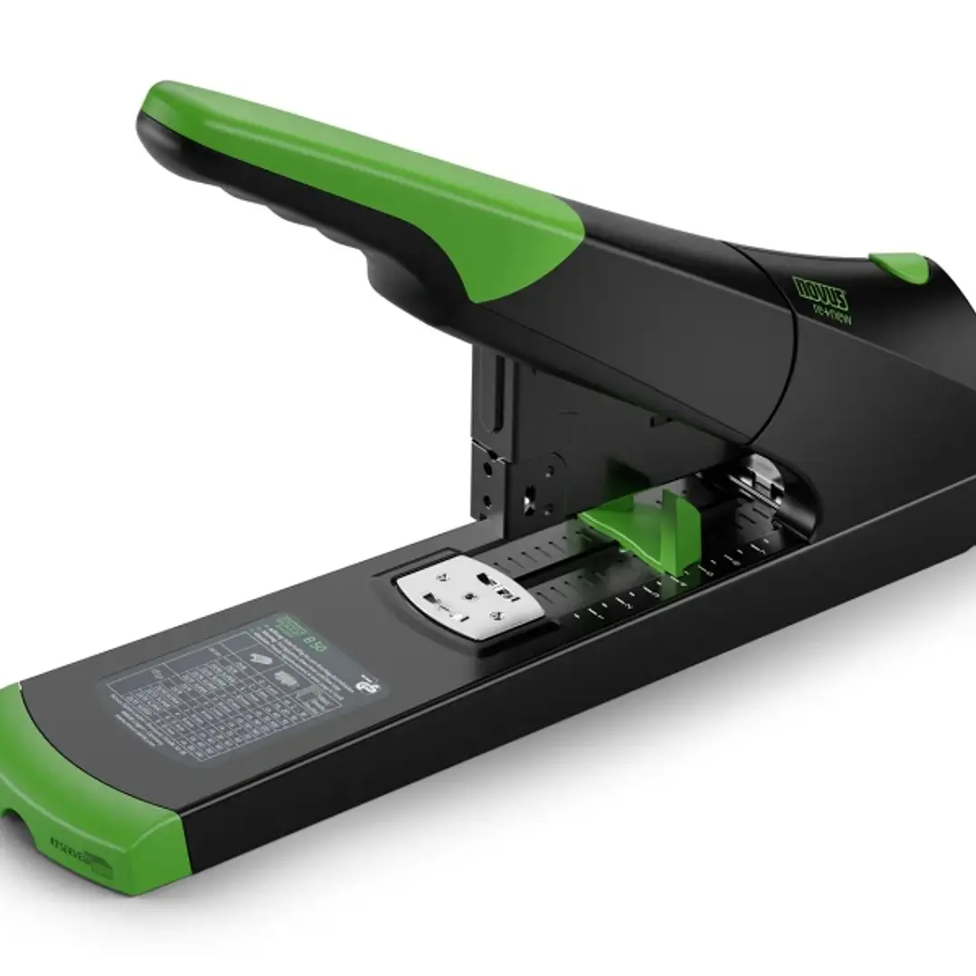 Novus B 50 re+new Grapadora de Gruesos - Fabricada con Plastico Reciclado - Hasta 140 Hojas - Grapado Cerrado con Sistema Bypass - Color Negro/Verde 1