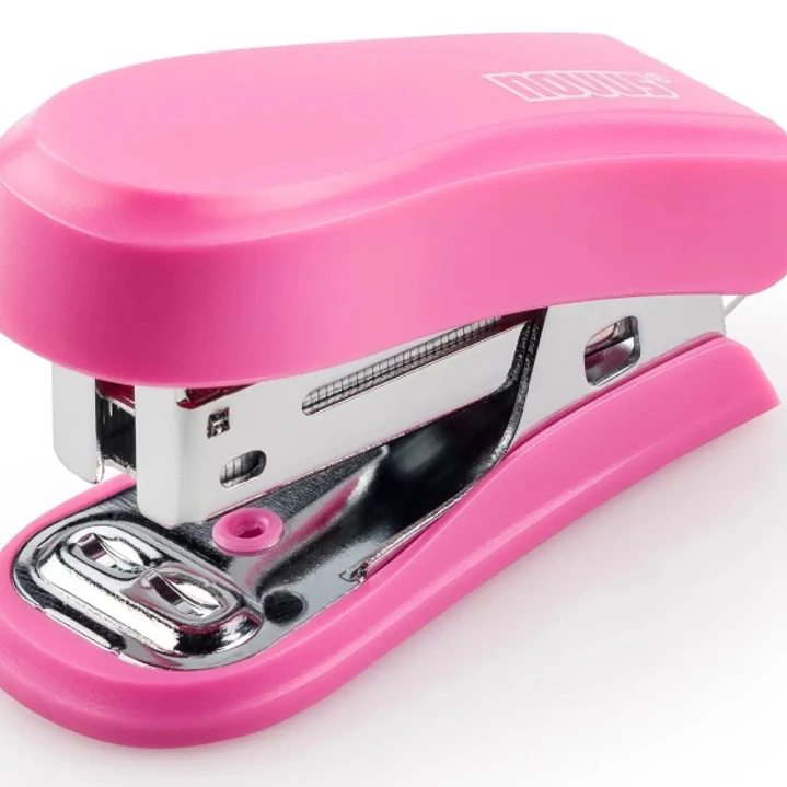 Novus Mini Grapadora Compacta - Hasta 12 Hojas - Grapado Cerrado y Abierto - Incluye 320 Grapas - Color Rosa 1