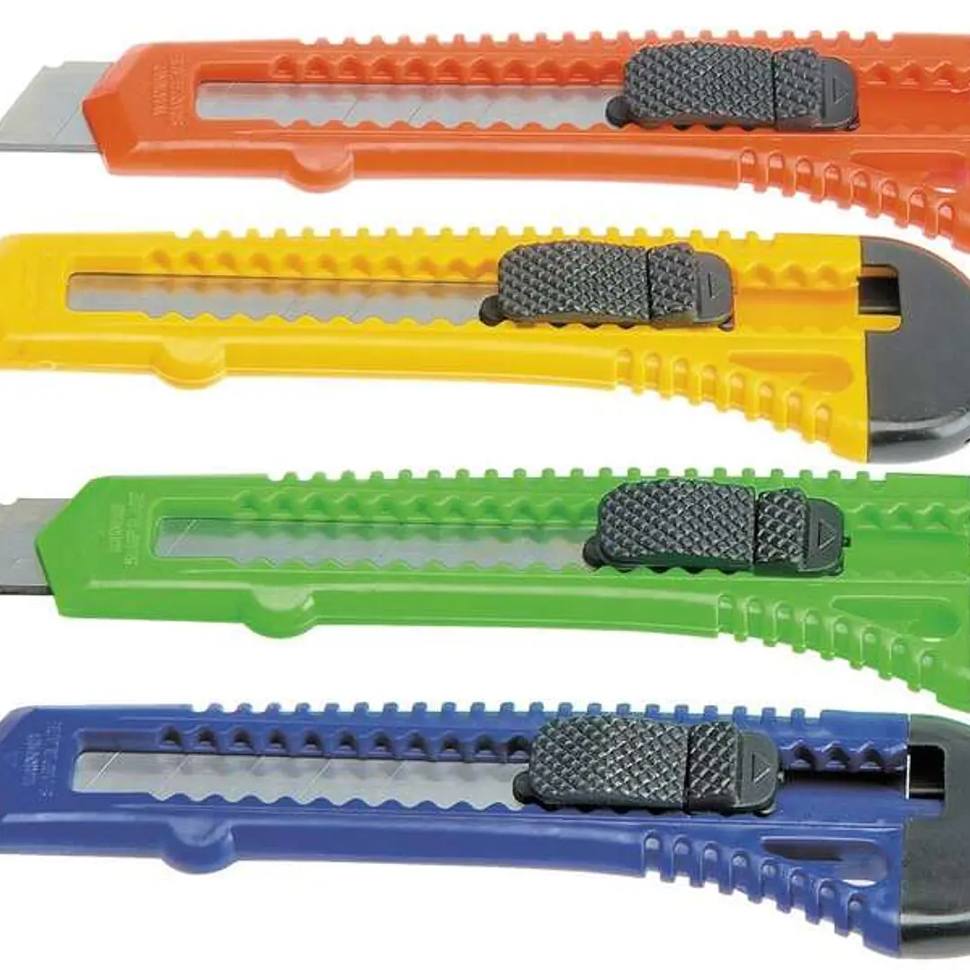 Bismark Cutter Grande Retractil - Medidas 17x8x15cm - Empuñadura de Plastico - Bloqueo de Seguridad - Colores Surtidos 1