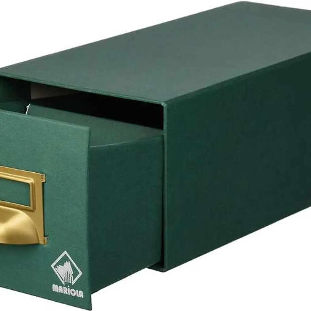 Mariola Fichero Carton Forrado en Geltex Nº1 para 500 Fichas - Medidas 125x95x250mm - Resistente y Duradero - Color Verde 1