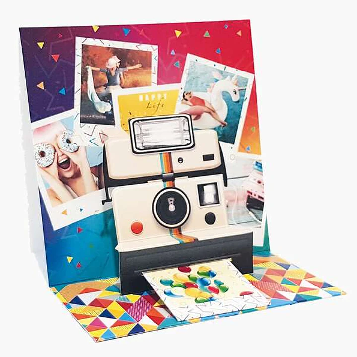 Pictura Tarjeta 3D Pop-Up Polaroid - 16x16cm - Tematica Polaroid - Embolsada Individualmente - Incluye Sobre Blanco - Papel con Certificacion FSC 1