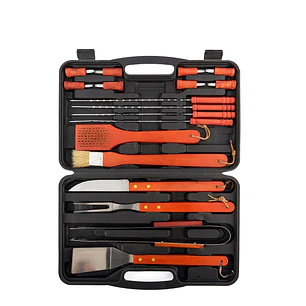 Innovagoods Set de 18 Accesorios para Barbacoas con Maletin - Espatula - Tenedor - Cuchillo - Pinzas - Brocha - Cepillo Limpiador - 12 Pinchos Surtido
