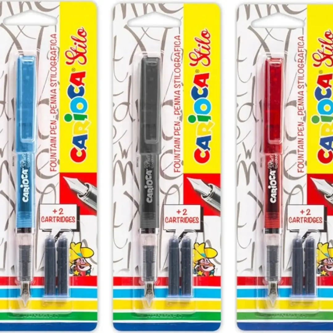Carioca Pack de 1 Pluma Estilografica + 2 Cartuchos - Cartuchos Estandar de Tinta Azul - Escritura Suave y Precisa - Colores del Cuerpo Surtidos Aleat 1