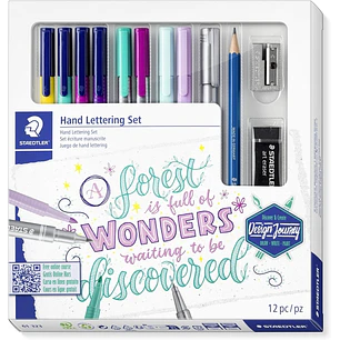 Staedtler Hand Lettering Set Design Journey Pack con 4 Rotuladores Triplus Color, 2 Triplus Fineliner, 2 Triplus Textsurfer, Rotulador Metalizado Plat