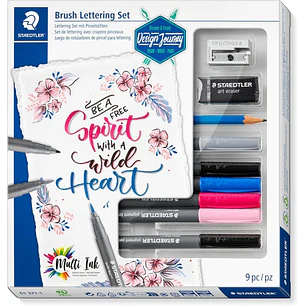 Staedtler Brush Lettering Design Journey Pack con 6 Rotuladores Pigment Art para Lettering en Colores Surtidos, Lapiz, Goma de Borrar y Afilalapices