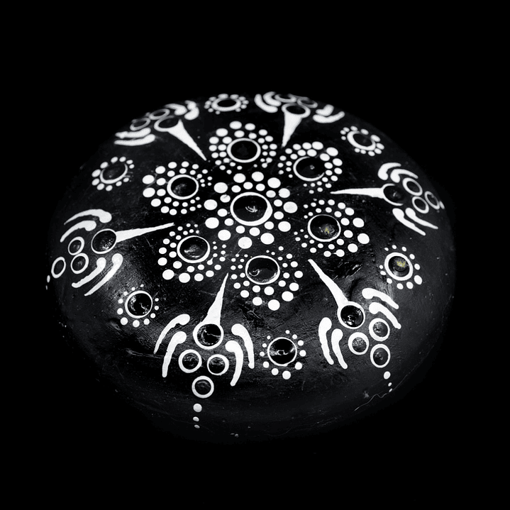 PIEDRA MANDALA FLOR BLANCO Y NEGRO 10 CM