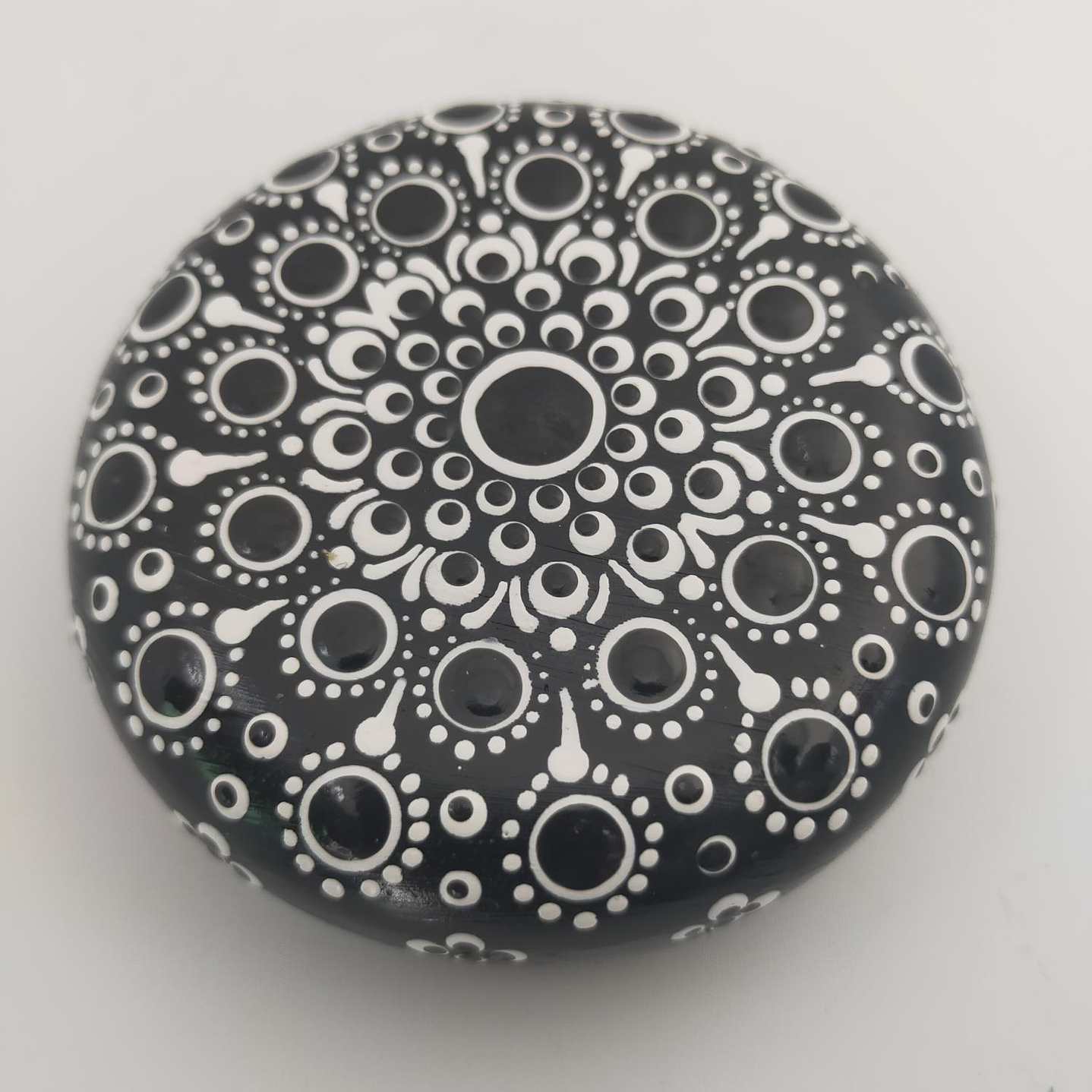 PIEDRA BLACK & WHITES ORBS 10 CM