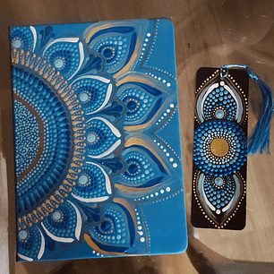 libreta azul con marca paginas a juego