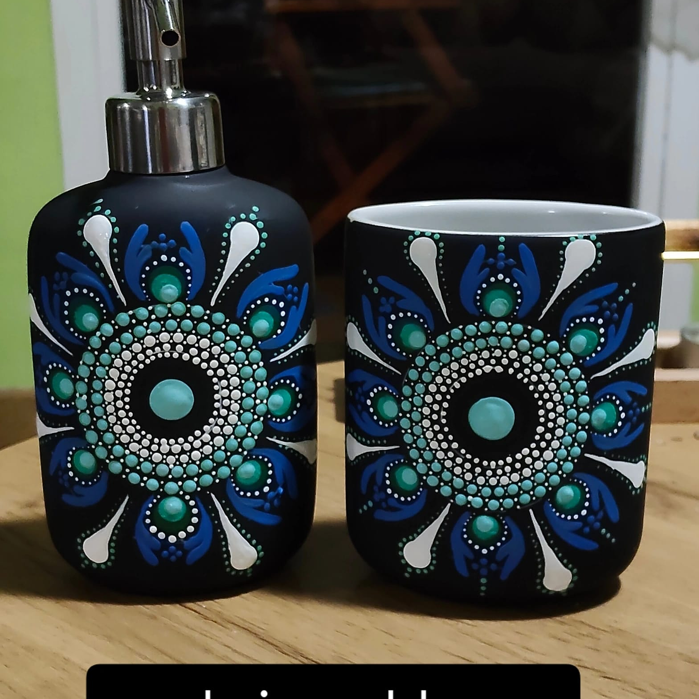 JABONERA NEGRA Y AZUL CON VASO A JUEGO