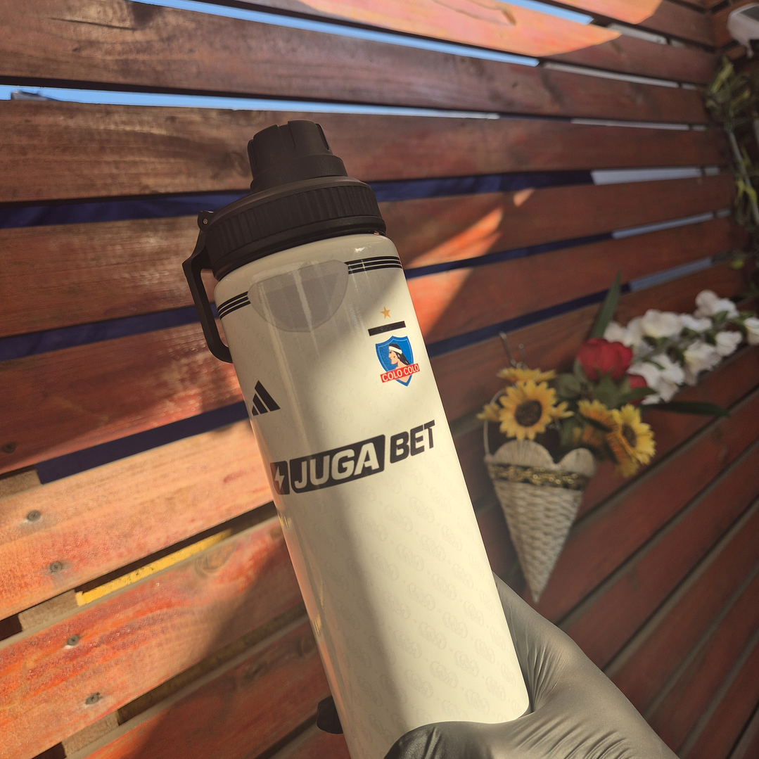 Botella 800 ml Colo Colo tipo camiseta 2026 blanca personalizada nombre y numero 2