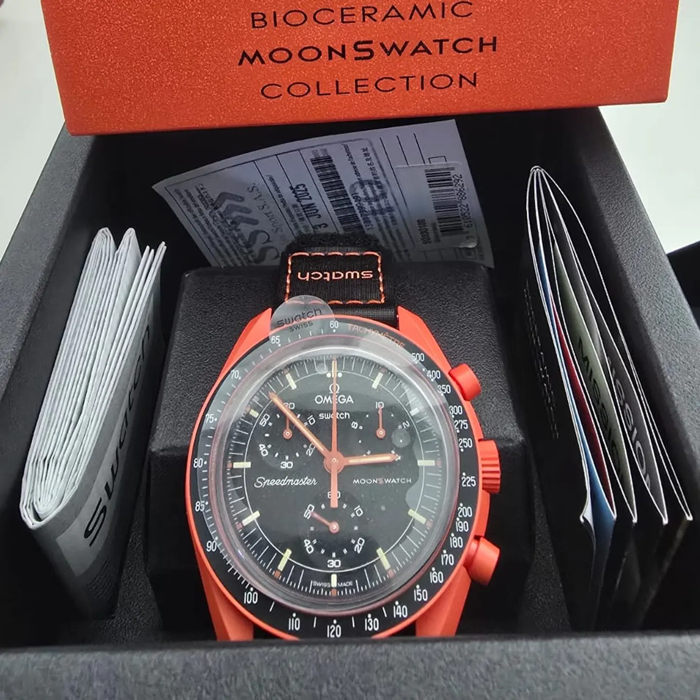 Reloj Swatch x Omega Moonswatch Mission on earth Lava SO330100 3