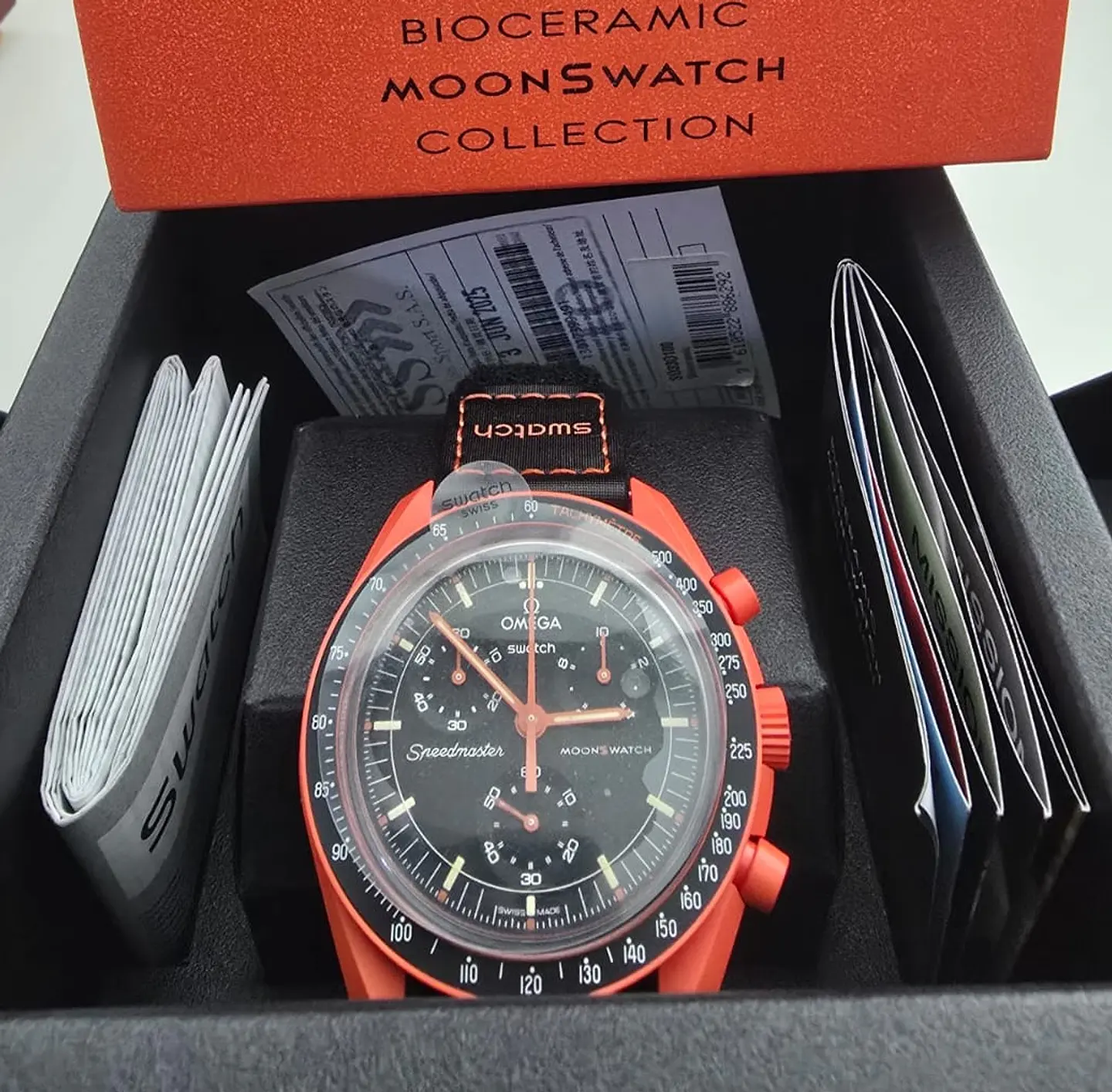 Reloj Swatch x Omega Moonswatch Mission on earth Lava SO330100 3