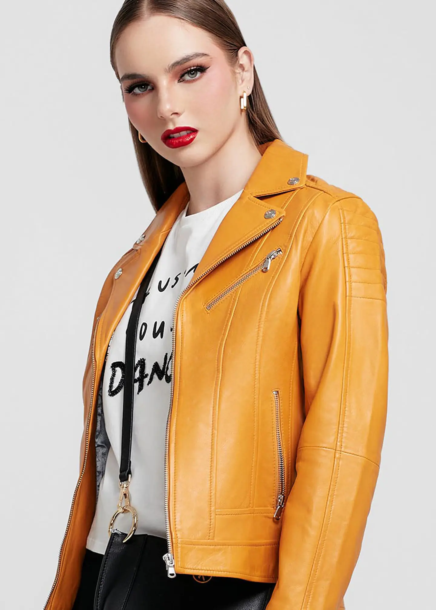 Casaca Estilo Biker En Cuero Color Entero 5
