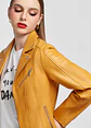 Casaca Estilo Biker En Cuero Color Entero - Miniatura 9