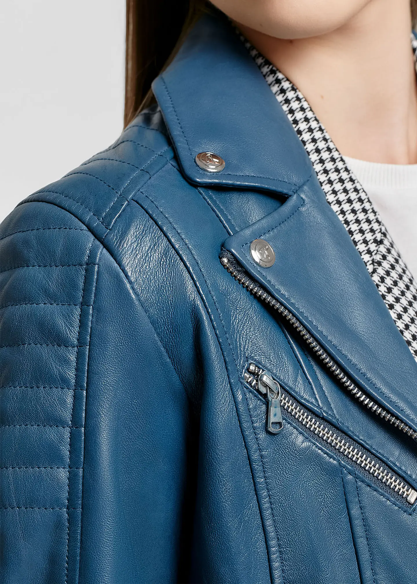 Casaca Estilo Biker En Cuero Color Entero 45