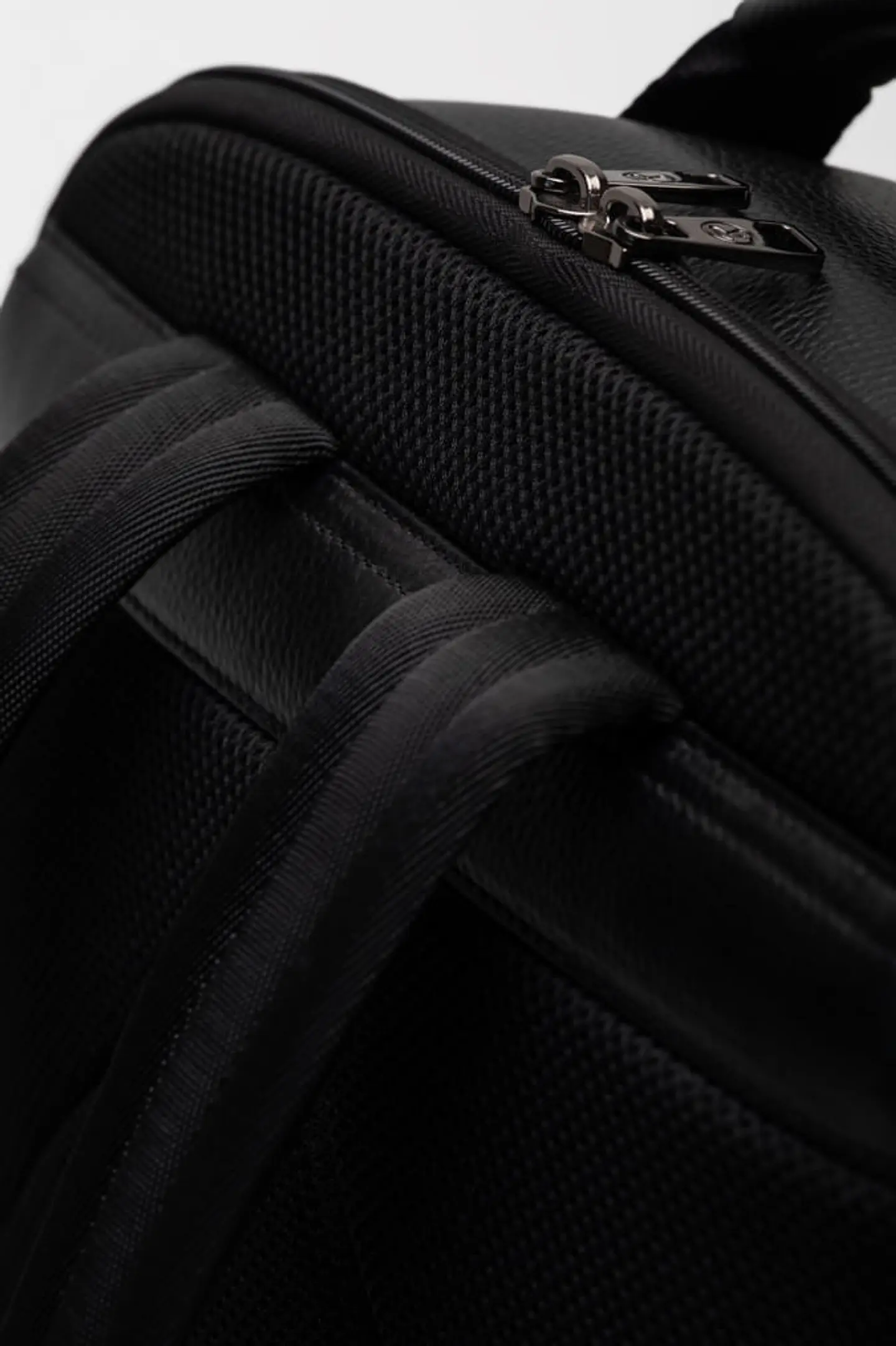 Mochila Cuero Urban Tech 18