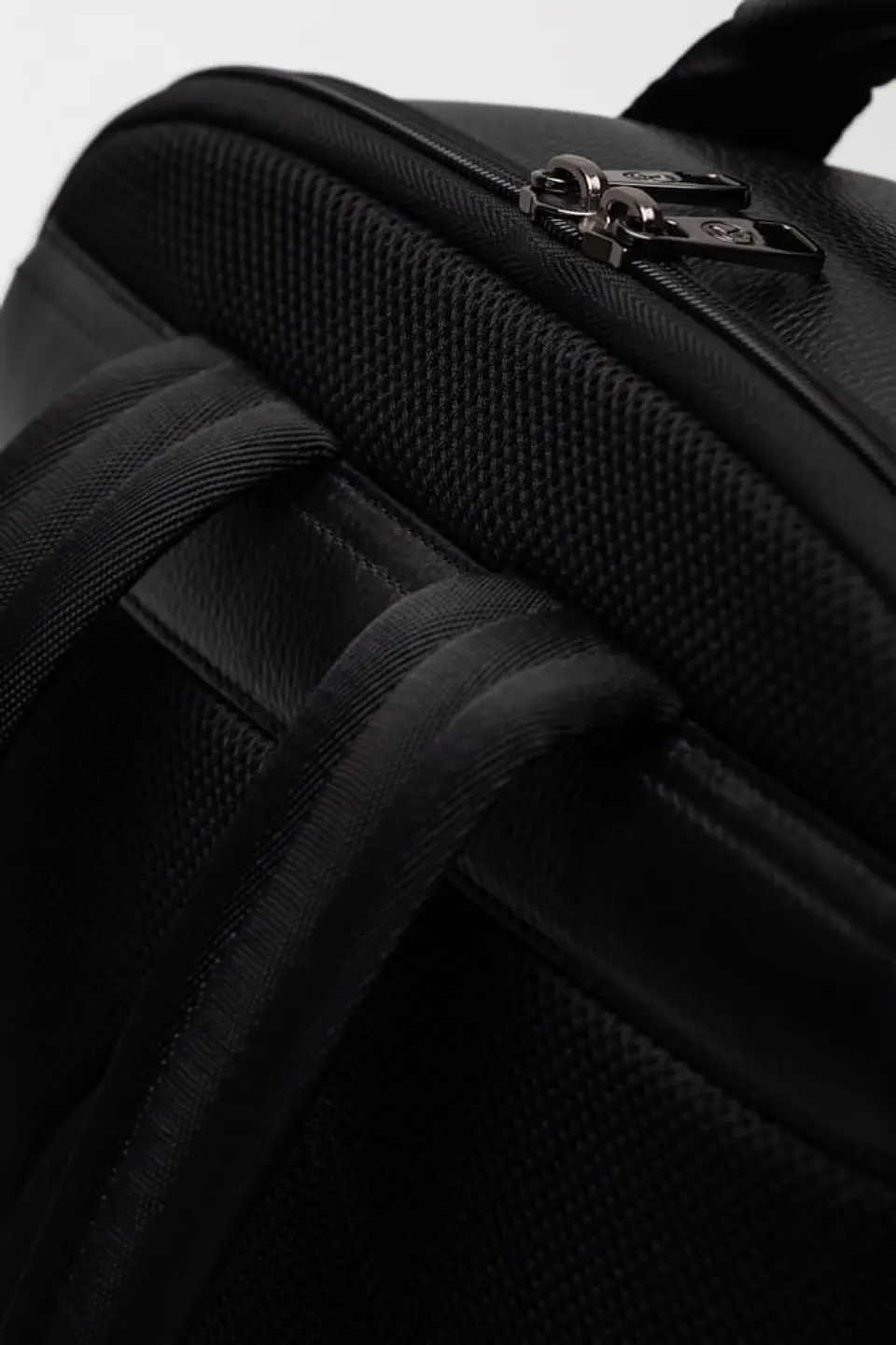 Mochila Cuero Urban Tech 18