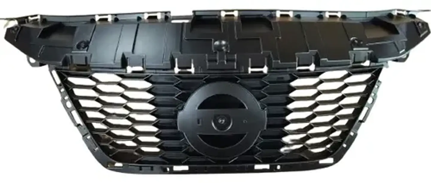 MASCARA NISSAN VERSA 2020-2025  1