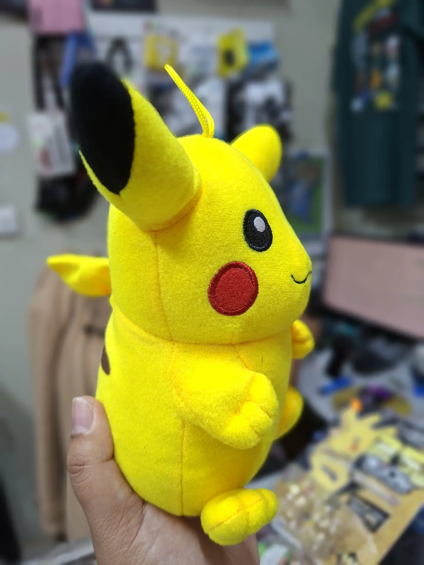 Pikachu colgante original peluche 1