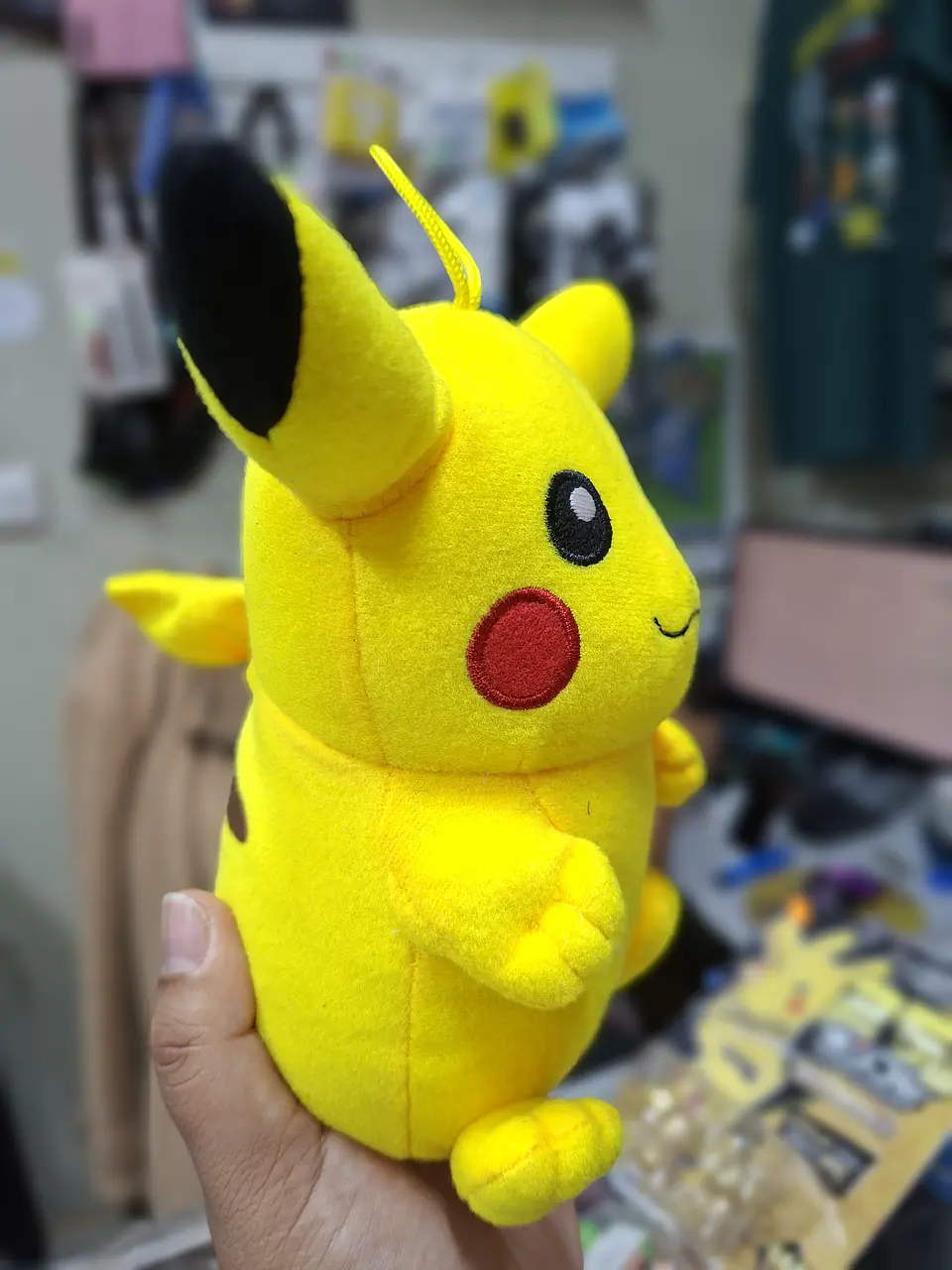 Pikachu colgante original peluche 1