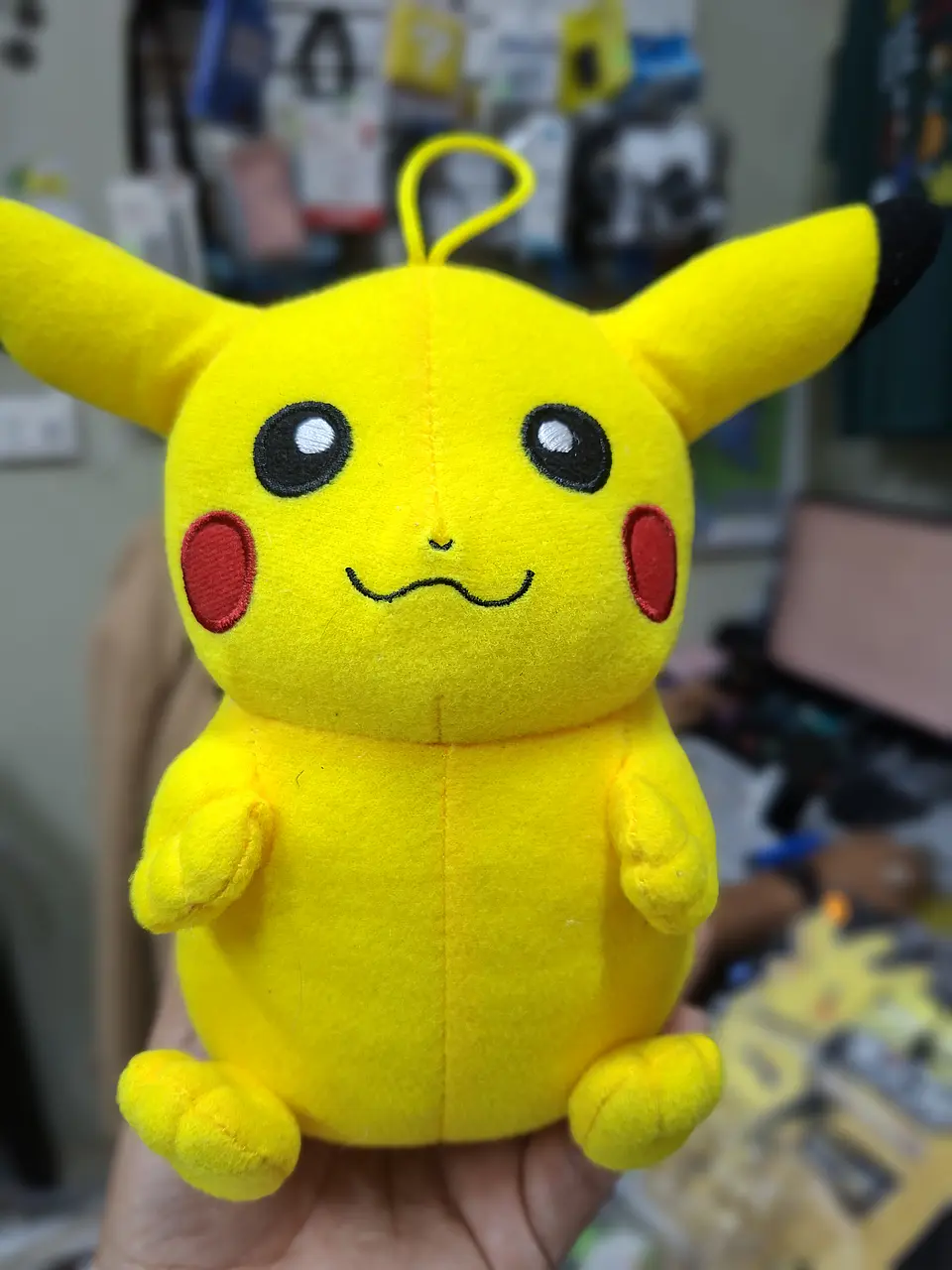 Pikachu colgante original peluche 2