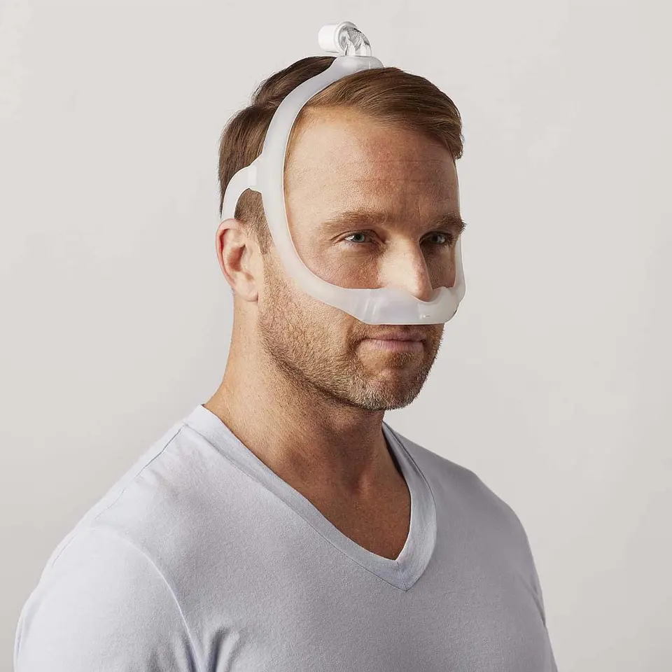 Máscara CPAP nasal Philips Respironics DreamWear debajo de la nariz. 2